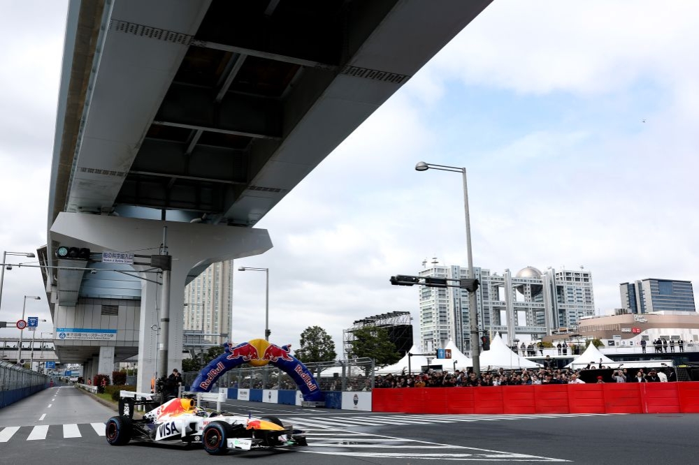 Hadjar casse son aileron lors d'un show promotionnel dans les rues de Tokyo