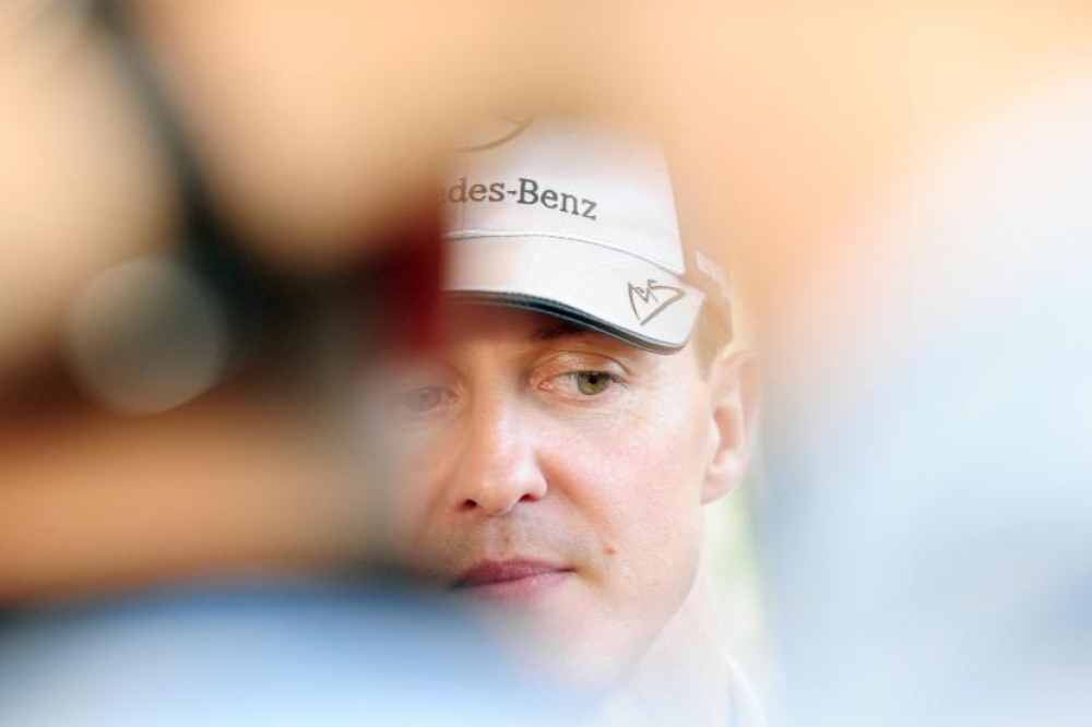 Michael Schumacher envoie un signe de vie en paraphant un casque de Formule 1