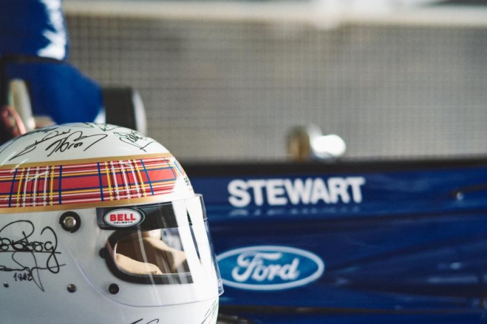 Michael Schumacher  appose sa signature sur un casque de Formule 1 en soutien à une cause humanitaire