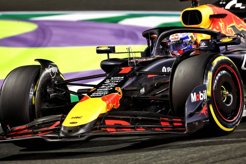 Duel électrique à Djeddah : Max Verstappen détrône Oscar Piastri, Lando Norris fracasse sa McLaren