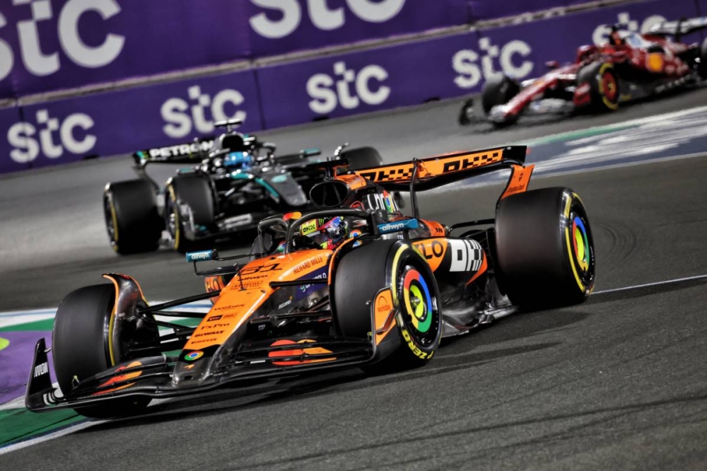 Oscar Piastri triomphe à Djeddah après un départ controversé de Max Verstappen