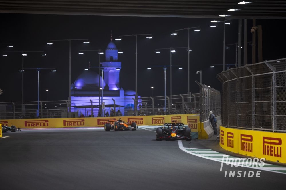 Deux poids, deux mesures ? Les virages coupés d'Hamilton à Abu Dhabi 2021 et de Verstappen à Djeddah 2025