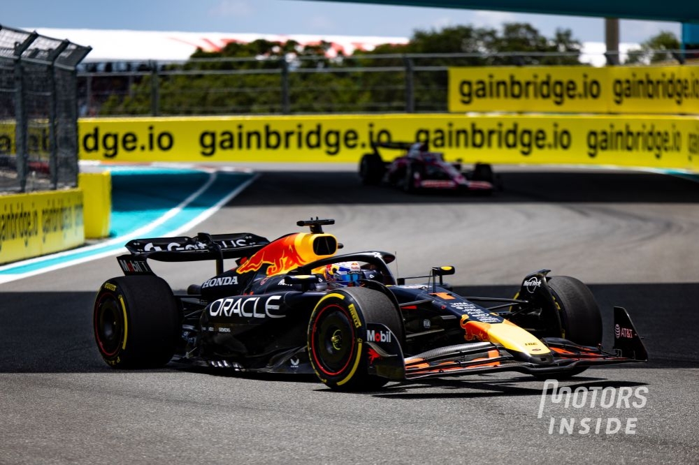 Verstappen évite une pénalité, Red Bull réprimandé