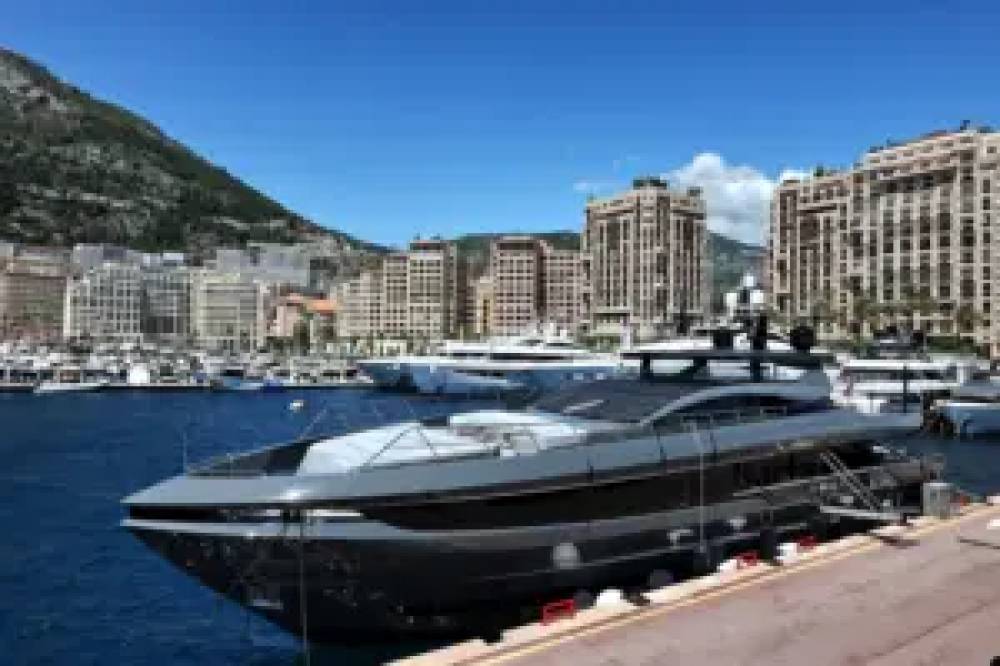 Max Verstappen accoste à Monaco avec son nouveau yacht de luxe