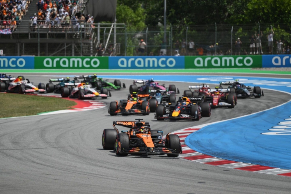 Course - Piastri résiste à Norris, Verstappen pète les plombs