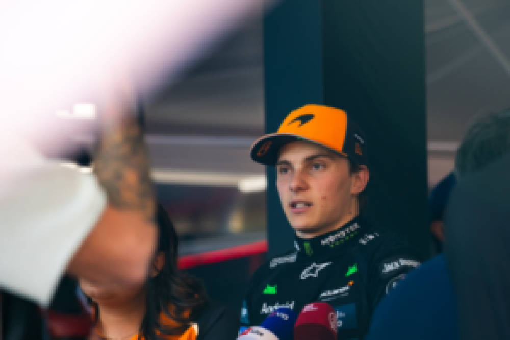 Oscar Piastri surpris par la stratégie à trois arrêts de Max Verstappen en Espagne