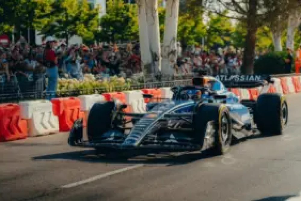 Sainz pilote une Williams sur le tout nouveau circuit de F1 de Madrid