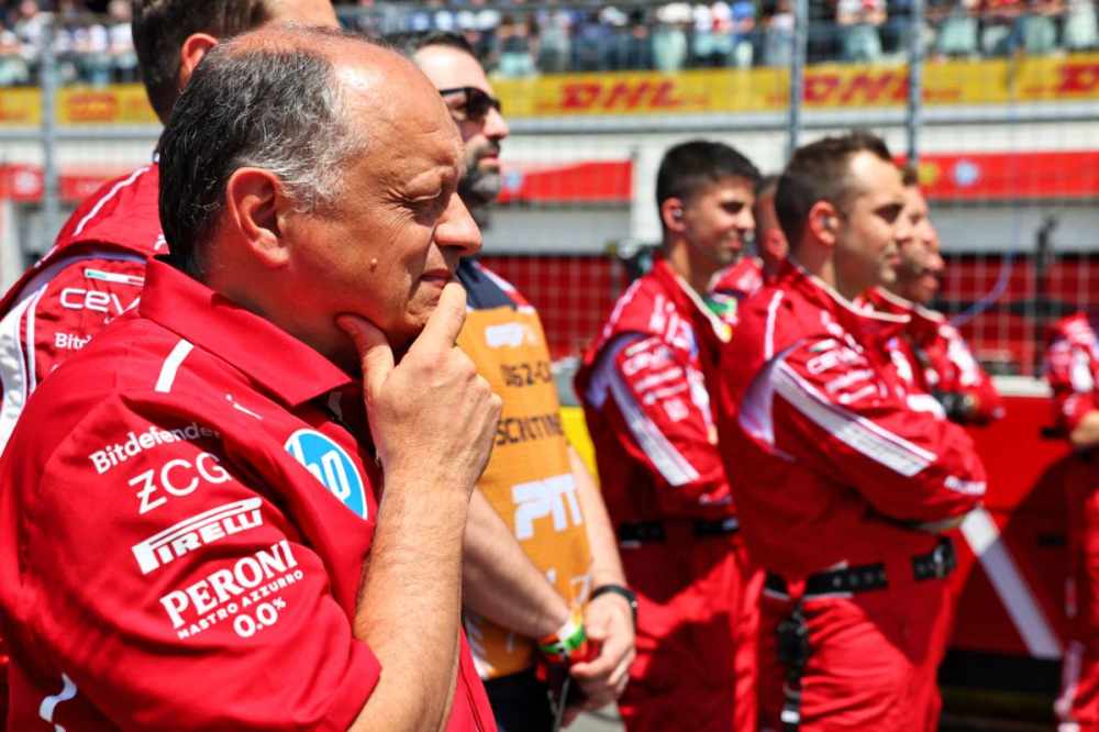 Ferrari sous le feu des critiques : Jacques Villeneuve et René Arnoux tirent à boulets rouges