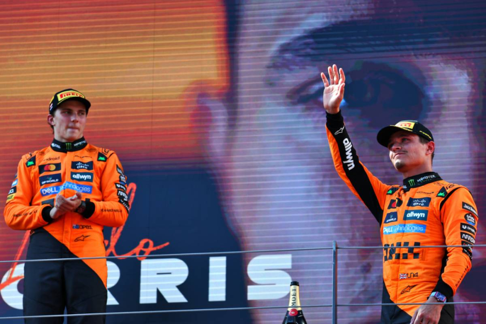 Les pilotes McLaren signent le doublé après une intense bataille