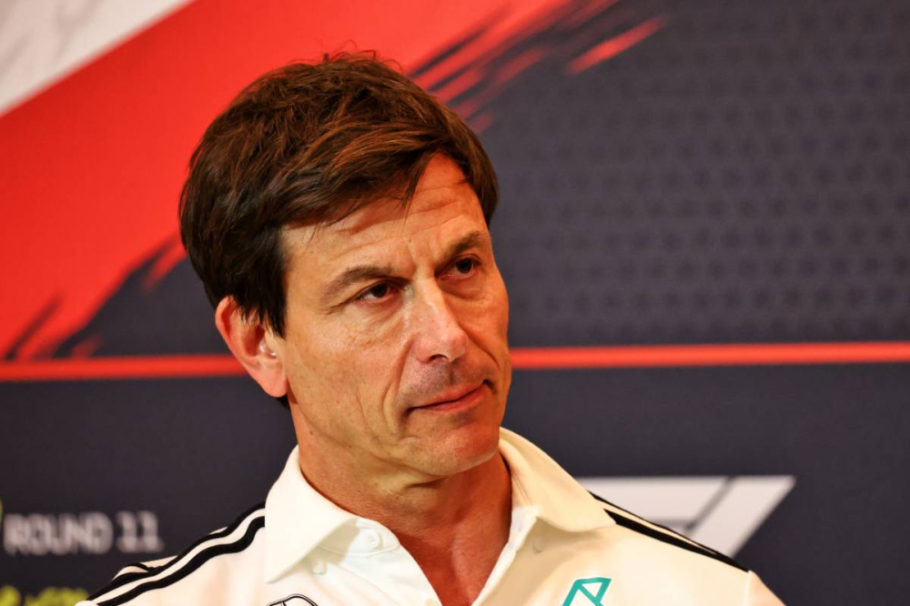 Toto Wolff met la pression : Mercedes tranchera avant fin août pour son duo 2026
