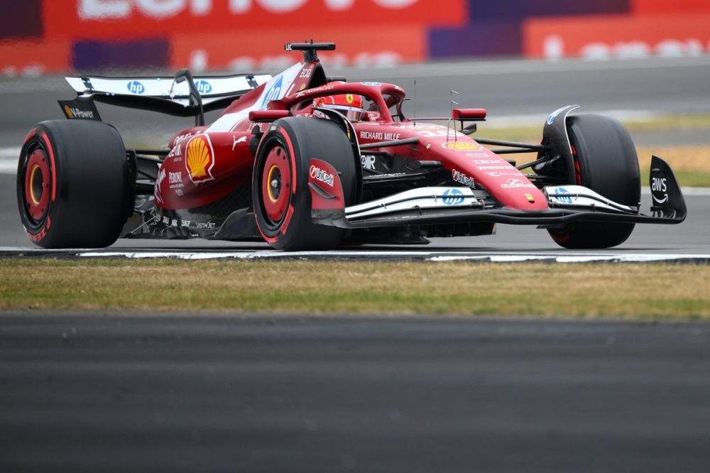 EL3 - Leclerc le plus rapide au milieu des drapeaux rouges