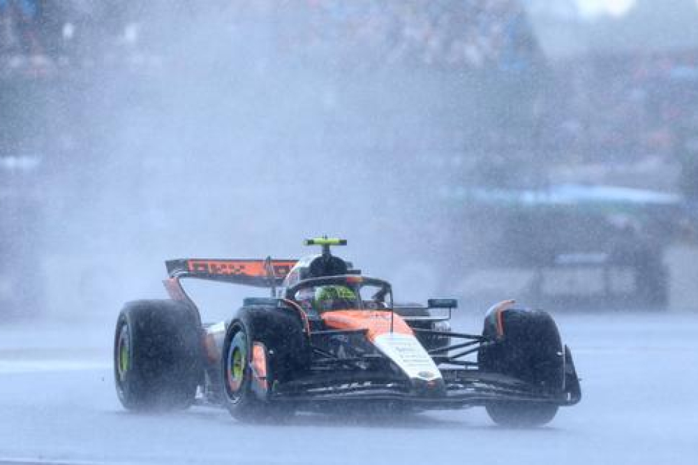 Formule 1 : à Silverstone, Lando Norris et les McLaren résistent aux intempéries pour triompher à domicile