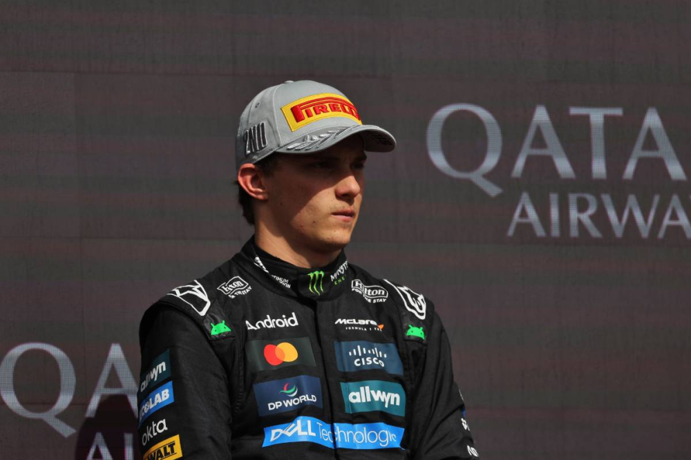 Pénalité polémique pour Piastri : Max Verstappen s’insurge, la FIA encore sous le feu des critiques