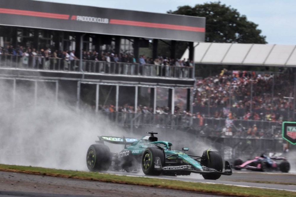 Les Aston Martin brillent à domicile, mais...