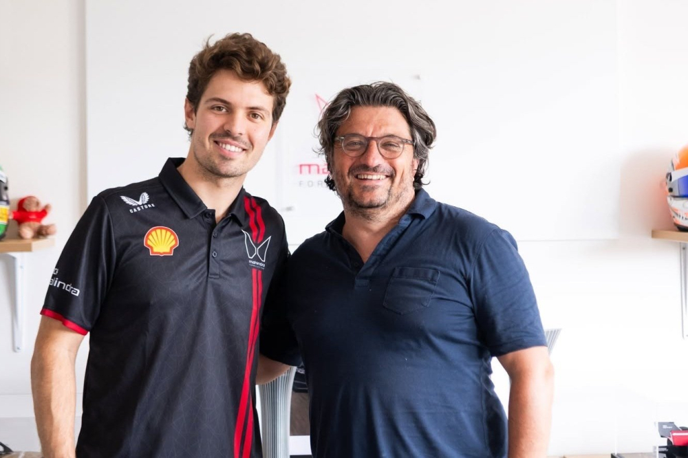 Un pilote Aston Martin au départ de l'E-Prix de Berlin chez Mahindra