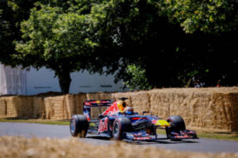 La Red Bull de Sebastian Vettel termine dans une botte de paille au FoS 2025
