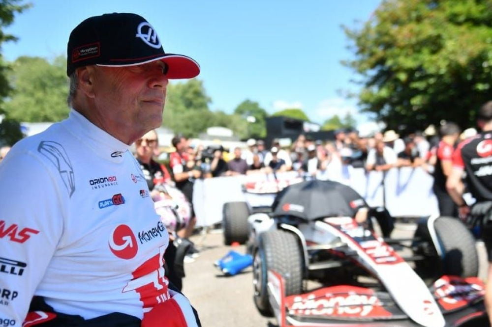 Un homme de 72 ans au volant d'une Formule 1 !