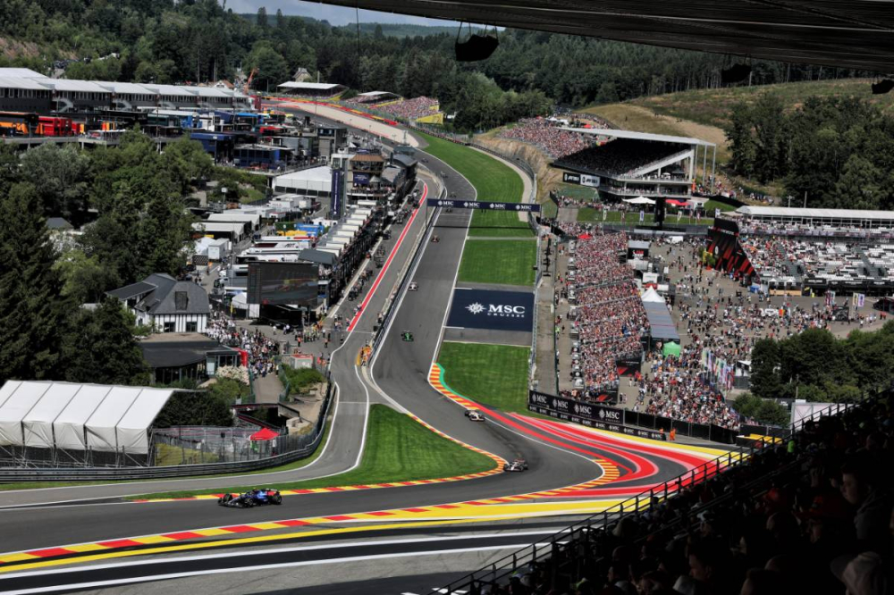 Un quart de la grille F1 relégué en pitlane à Spa : Sainz s’ajoute à la liste !