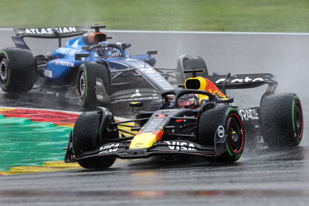 Max Verstappen fustige la direction de course après un départ retardé à Spa