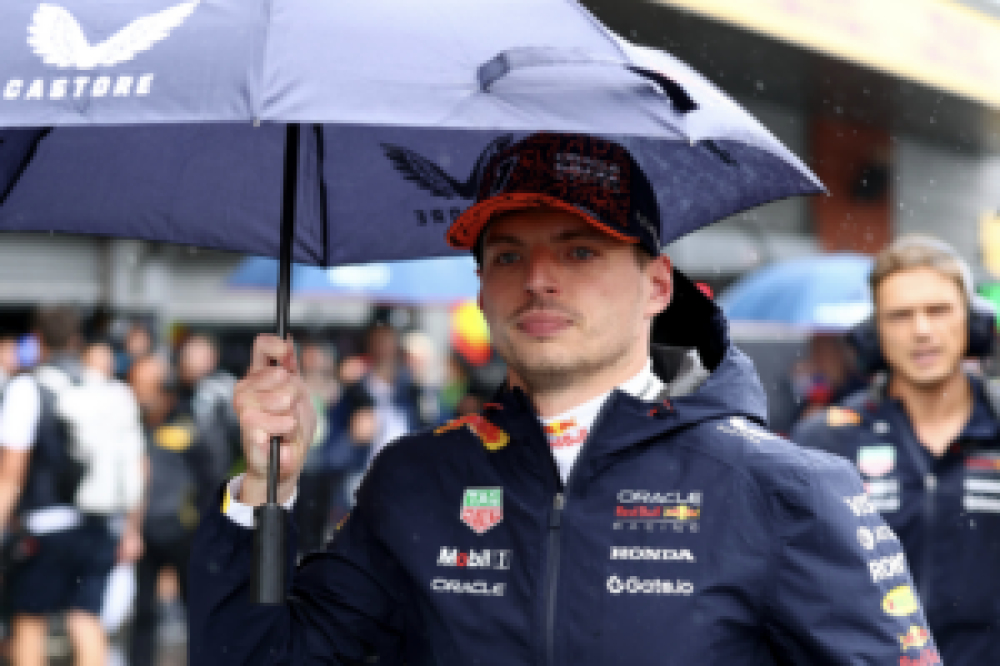 Max Verstappen critique le report du départ du Grand Prix de Belgique