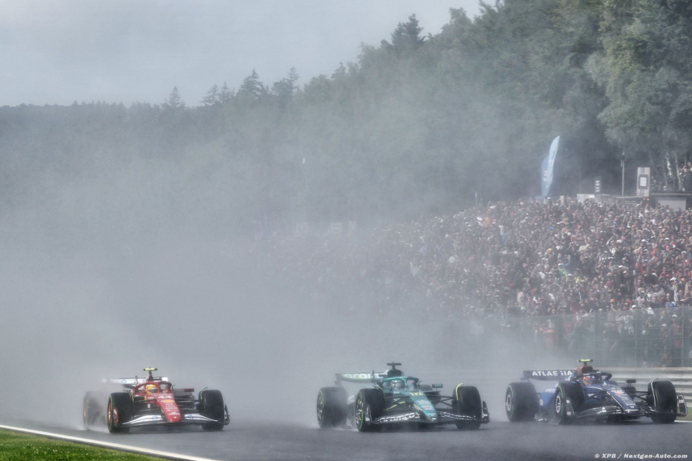 La FIA a-t-elle lancé la course trop tard au GP de Belgique ?