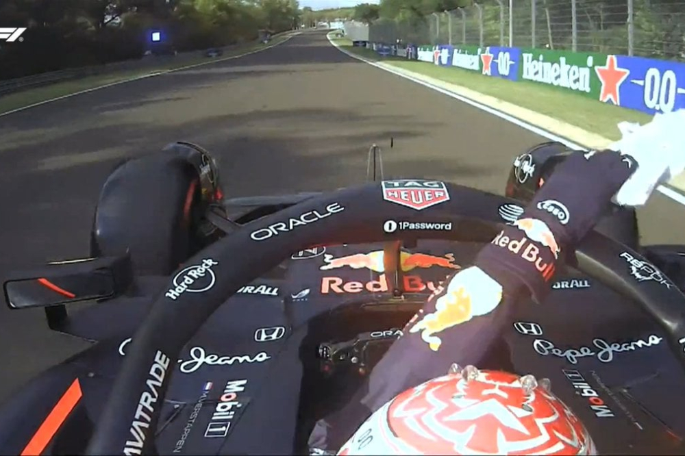 Scène surréaliste en Hongrie : Max Verstappen jette une serviette... en pleine course !