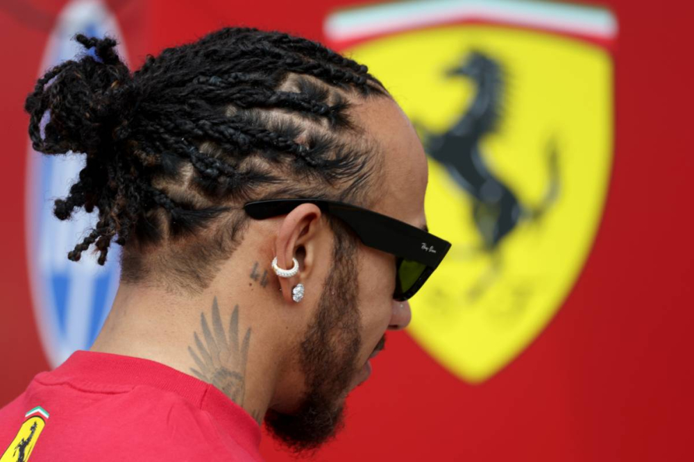 Hamilton en souffrance chez Ferrari : Damon Hill s’inquiète et évoque une possible retraite