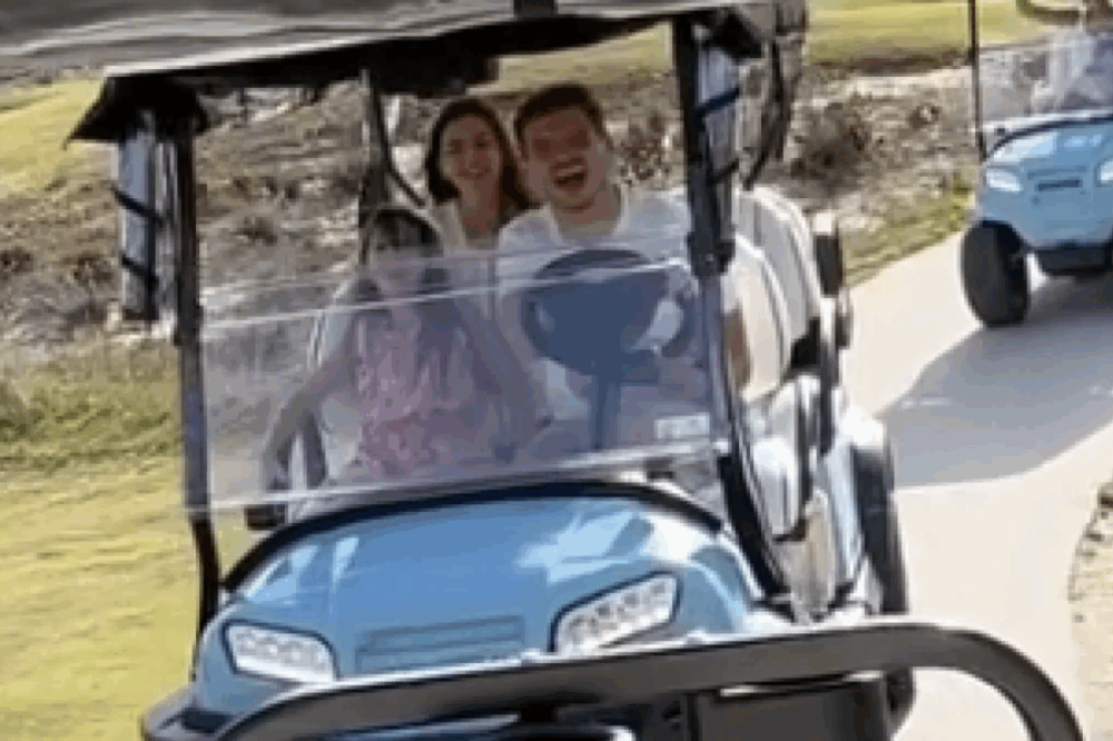 Max Verstappen fait hurler Kelly Piquet dans une course folle… en voiturette de golf !