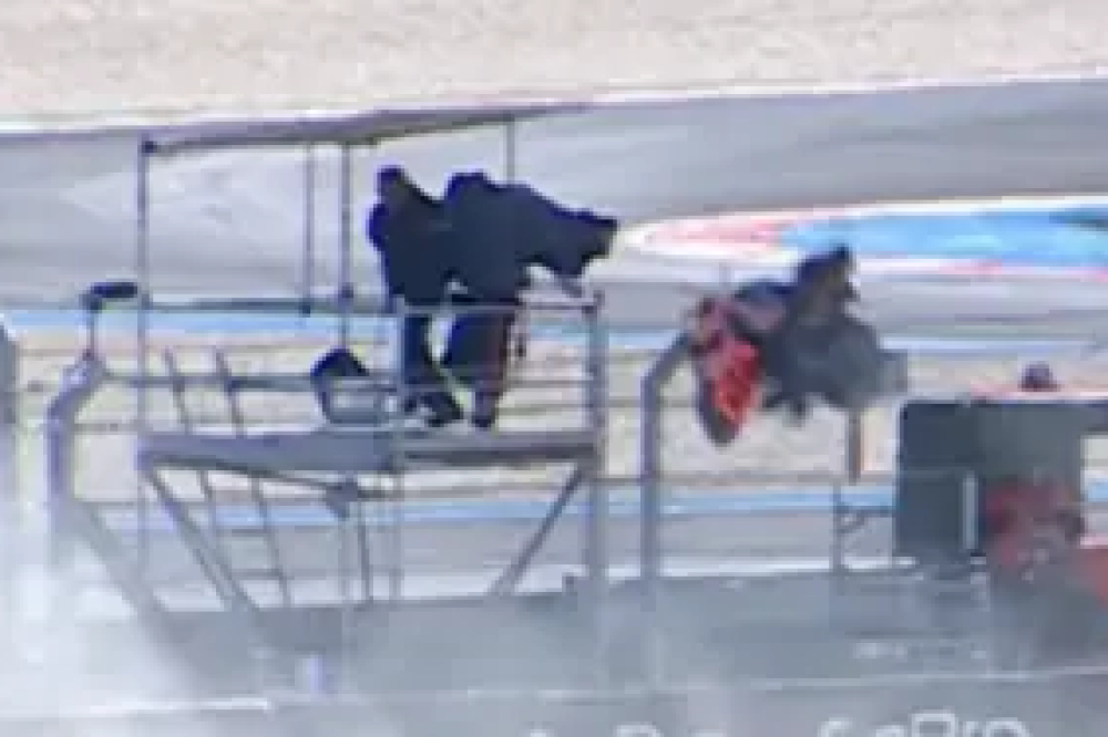 Vidéo : Une Moto frôle un cameraman en Hongrie