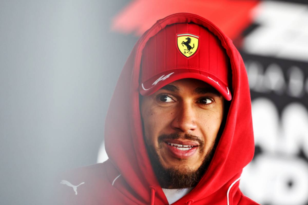 Lewis Hamilton lance un message fort à Ferrari après une première moitié de saison compliquée