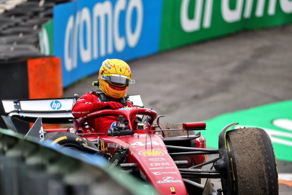 Lewis Hamilton sous le choc après un crash 