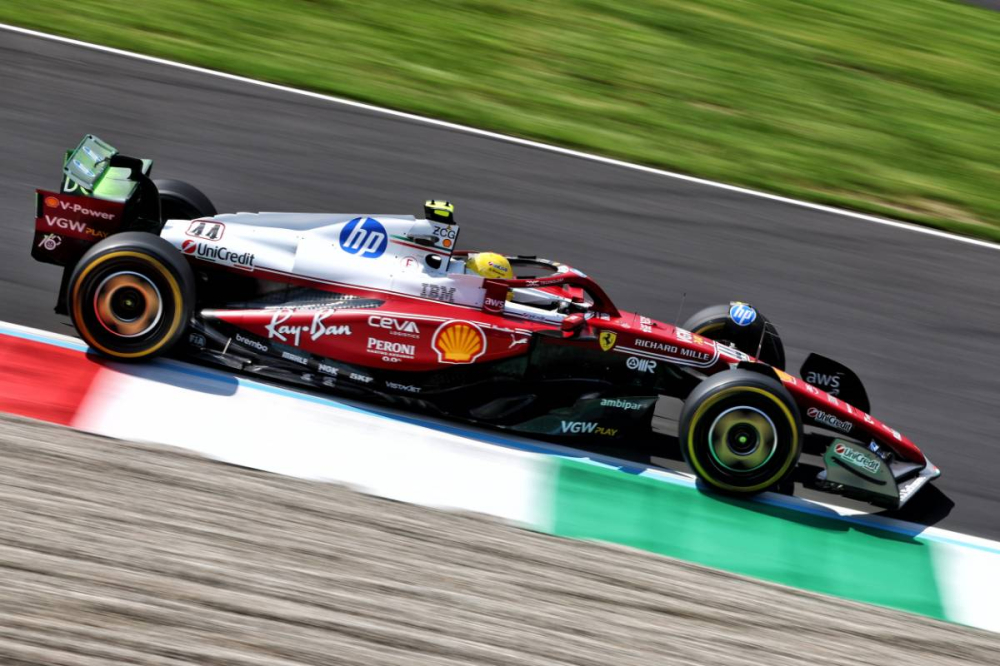 Lewis Hamilton frappe fort dès les EL1 à Monza : Ferrari démarre en fanfare devant son public