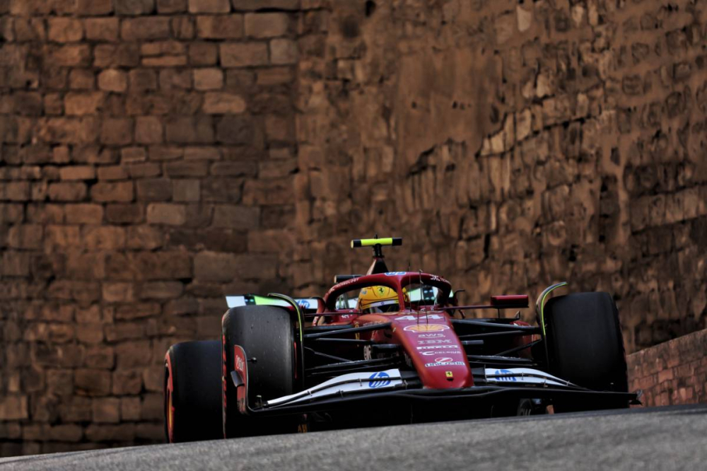 Lewis Hamilton leader surprise des EL2 à Bakou, Lando Norris piégé par le mur