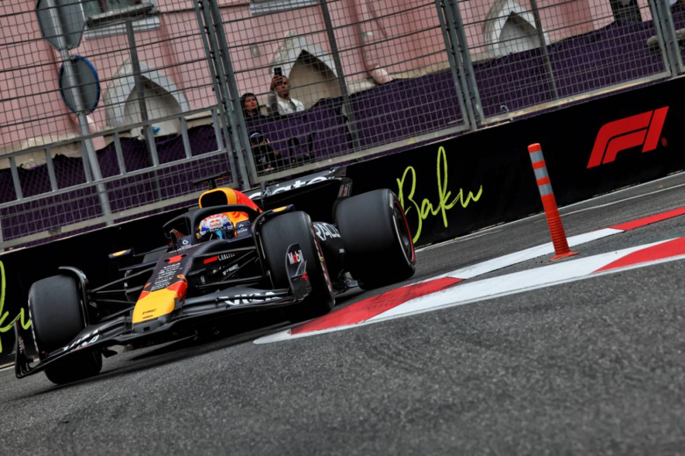Max Verstappen intouchable à Bakou, Oscar Piastri s’écroule dès le premier tour
