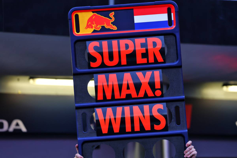 Red Bull renaît à Bakou : Max Verstappen triomphe, Yuki Tsunoda brille