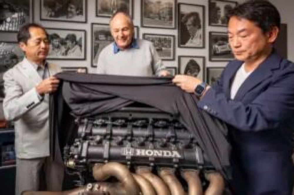 Honda honore Gerhard Berger en lui offrant le V12 de sa McLaren de 1992