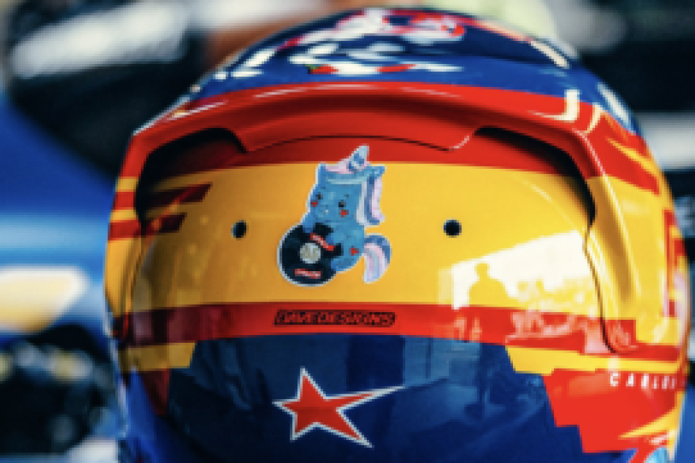 Carlos Sainz et sa Licorne porte-bonheur à Bakou