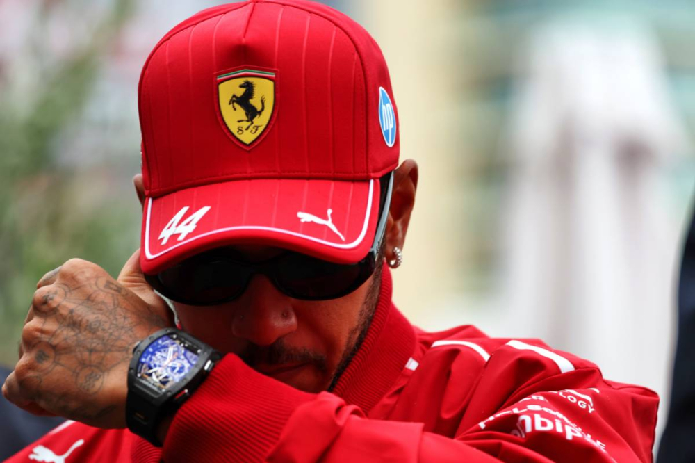 Le pari Ferrari tourne au fiasco : Lewis Hamilton en danger d’un record indésirable