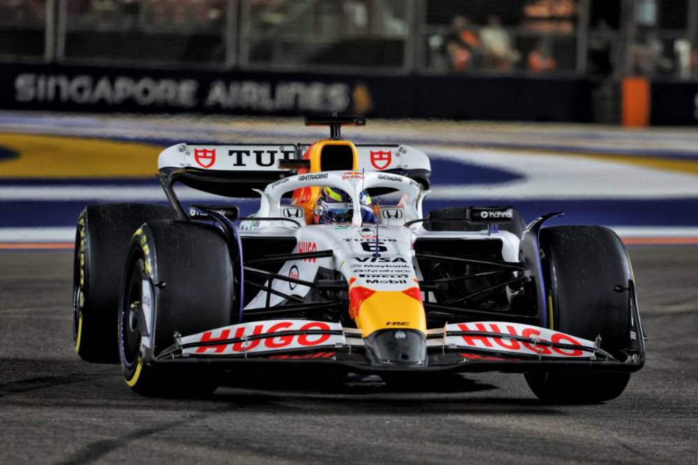 Isack Hadjar impressionne dès ses débuts à Singapour, Liam Lawson termine dans le mur