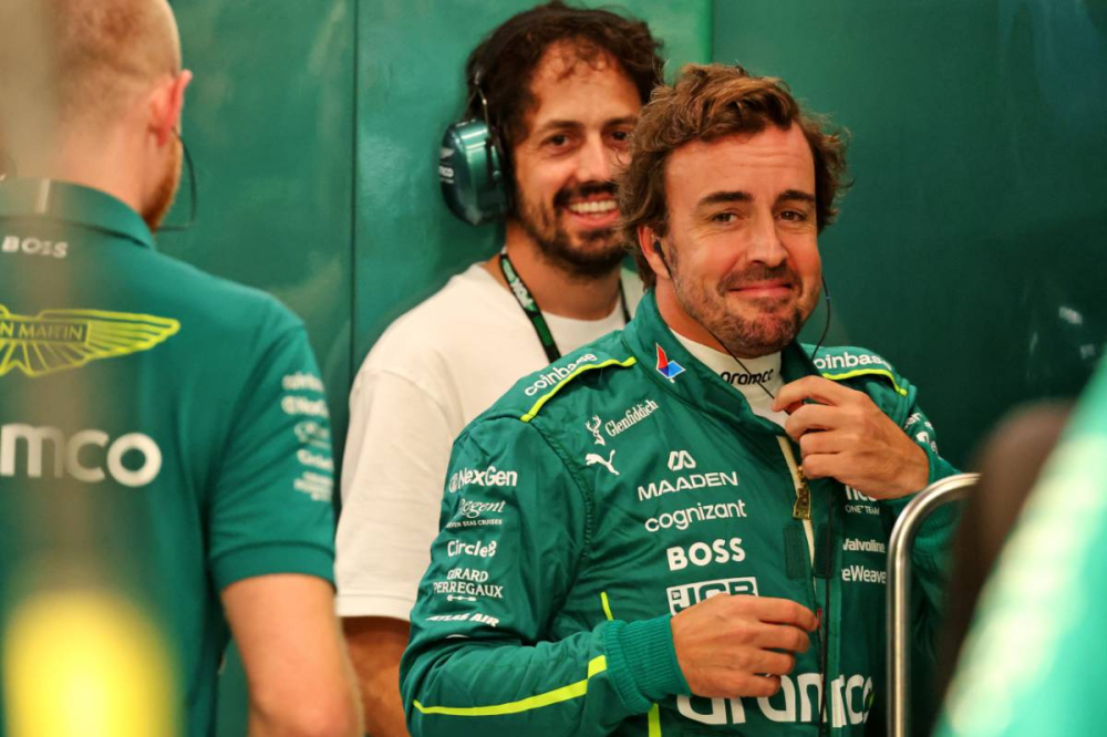 Fernando Alonso retrouve le sourire : Aston Martin brille sous les projecteurs de Singapour