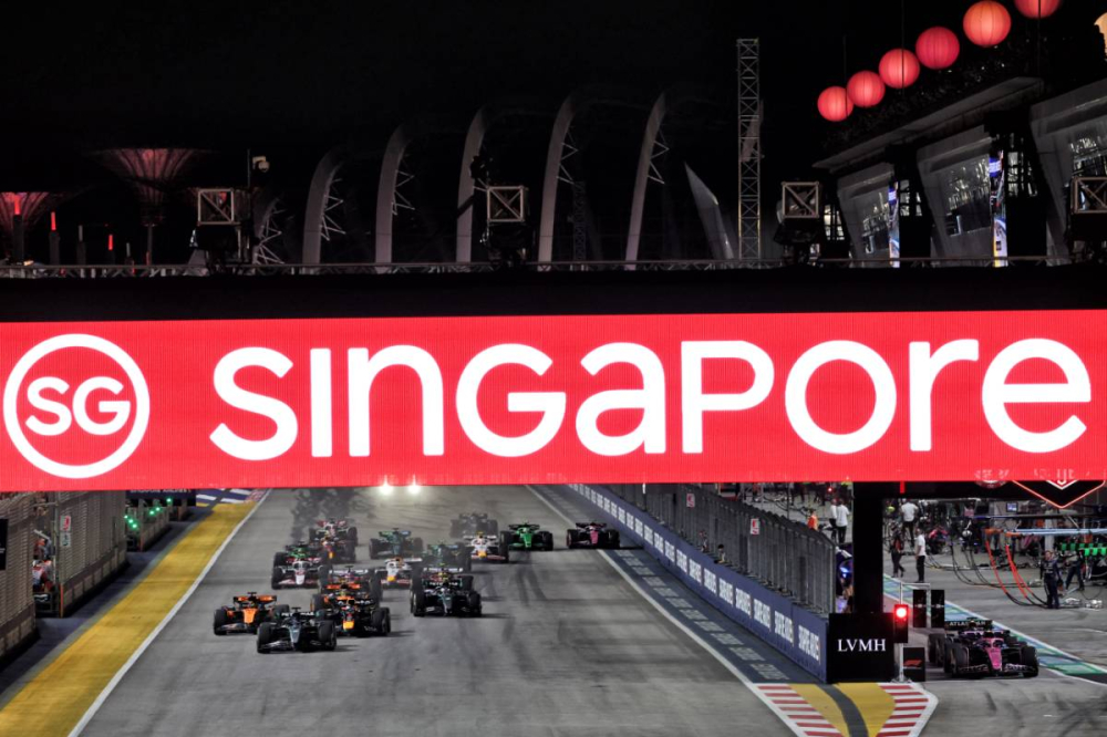 George Russell triomphe à Singapour, McLaren s’enflamme après un accrochage entre Norris et Piastri