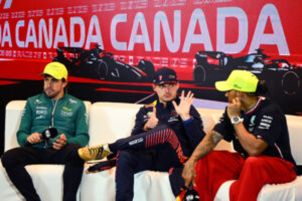 Hamilton répond avec humour à la colère d’Alonso après Singapour