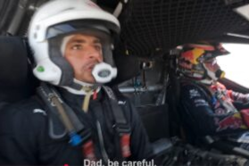 Vidéo – Carlos Sainz Jr se fait de sacrés frayeurs comme copilote de son père !