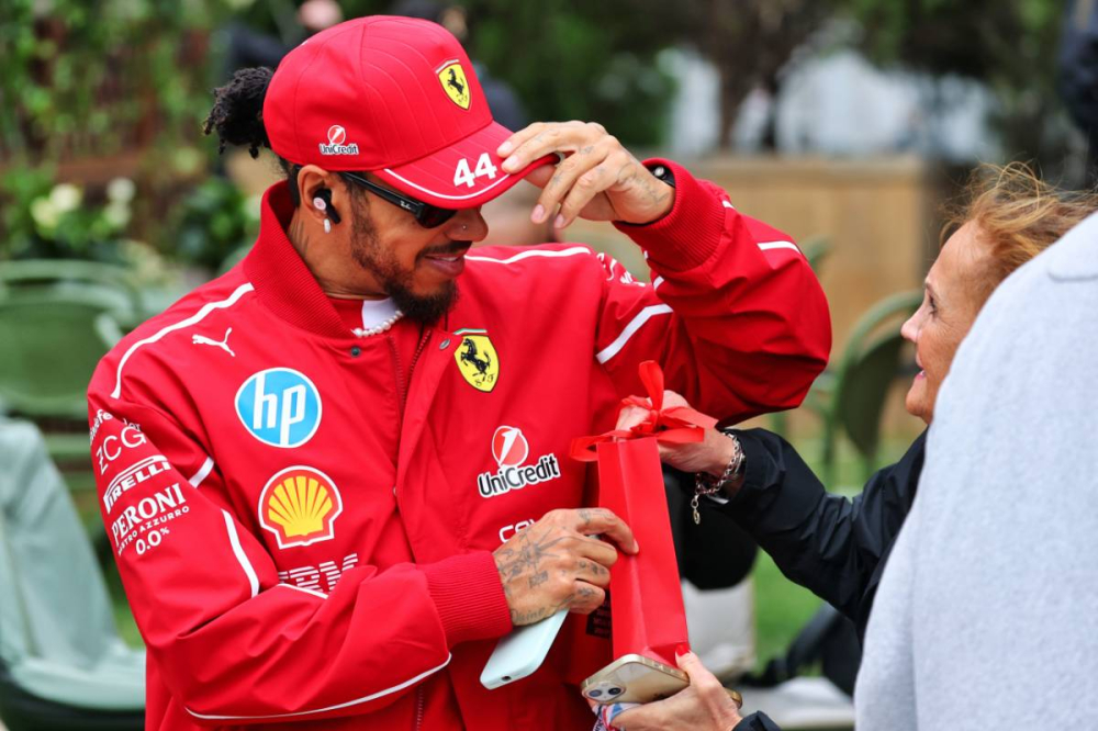 Lewis Hamilton trouve le positif malgré les difficultés de Ferrari