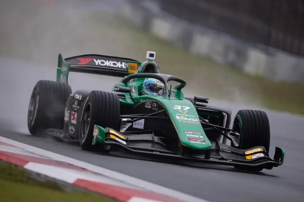 Sacha Fenestraz vainqueur d’une course chaotique à Fuji