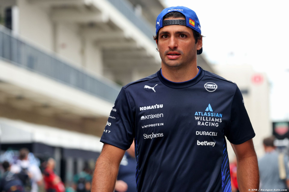 Sainz revient sur ses critiques concernant les 'copines sexy' trop montrées par la F1