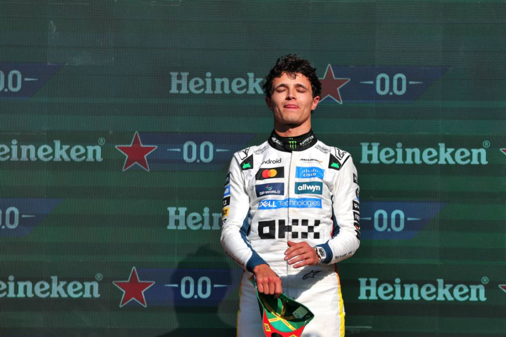 Lando Norris s’impose au Mexique et prend la tête du championnat… sous une pluie de huées !