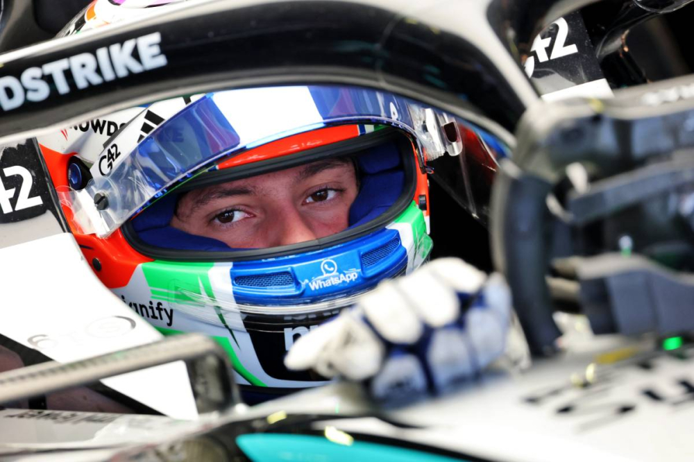 Kimi Antonelli surpris par l’échange de positions chez Mercedes F1 au Mexique