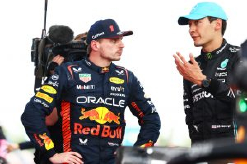George Russell reconnaît avoir des échanges « limitées » avec Max Verstappen