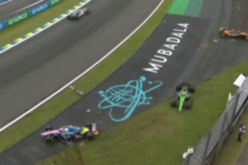 Drapeau rouge lors de la sprint du GP du Brésil après un spectaculaire accident impliquant Piastri